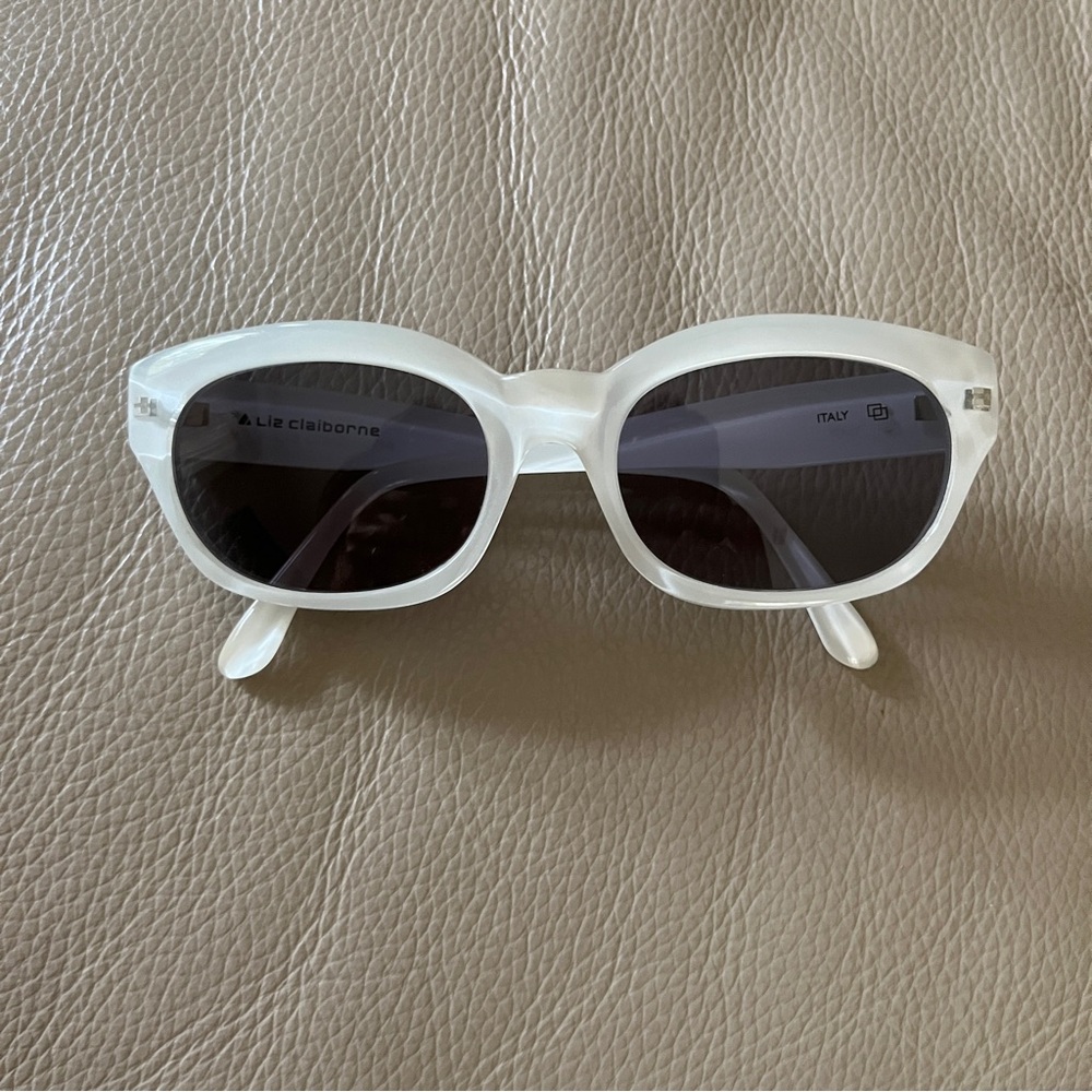 Vtg LIZ CLAIBORNE UV SUNGLASSES Oval Square White Plastic Gold Accent Italy Made